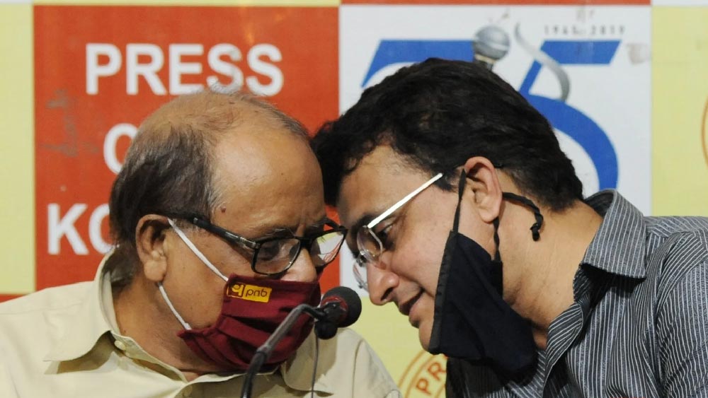 ২০২১ সালের শুরুতে সৌরভ যখন হৃদরোগে আক্রান্ত হন, তখন অশোক তাঁকে বাড়িতে গিয়ে দেখে আসেন। পর দিনই তিনি জানান, সৌরভকে রাজনীতিতে আসার জন্য চাপ দেওয়া হচ্ছে। যে ‘চাপ’ সৌরভের অসুস্থতার কারণ। তিনি সৌরভকে রাজনীতিতে না আসারই পরামর্শ দিয়েছেন।