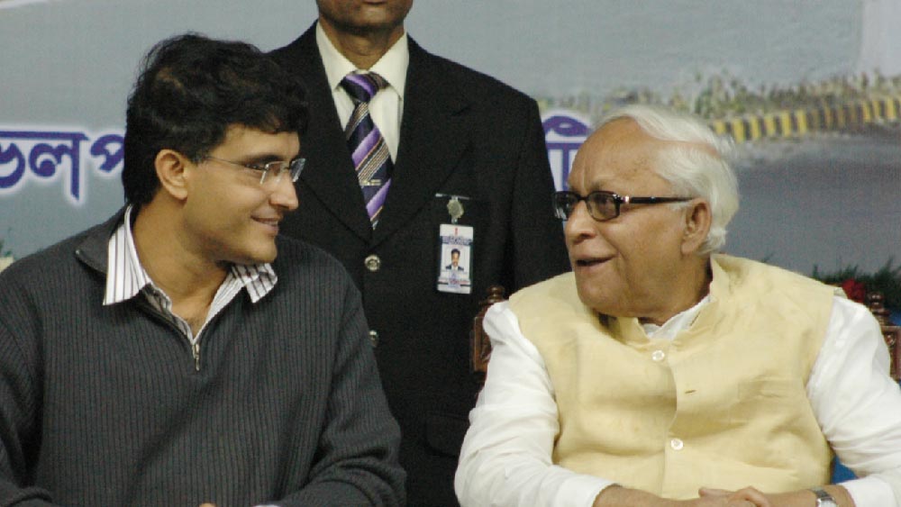 প্রাক্তন মুখ্যমন্ত্রী বুদ্ধদেব ভট্টচার্যেরও ঘনিষ্ঠ সৌরভ। দু’জনের সম্পর্ক এতটাই ভাল ছিল যে, একটা সময়ে জগমোহন ডালমিয়ার বিরুদ্ধে চলে গিয়েছিলেন সৌরভ। অথচ, মনে করা হয় এক অর্থে ডালমিয়াকেই ‘মেন্টর’ হিসেবে মানতেন সৌরভ।