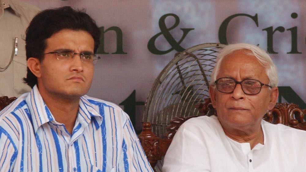 সেটা ২০০৬ সাল। বাংলার ক্রিকেট নিয়ামক সংস্থা সিএবি-র নির্বাচনে সভাপতি পদে ডালমিয়ার বিরুদ্ধে প্রার্থী হন কলকাতার তৎকালীন পুলিশ কমিশনার প্রসূন মুখোপাধ্যায়। তাঁকে প্রকাশ্যে সমর্থন করেছিলেন বুদ্ধদেব। সৌরভও সমর্থন করেছিলেন প্রসূনকে। 