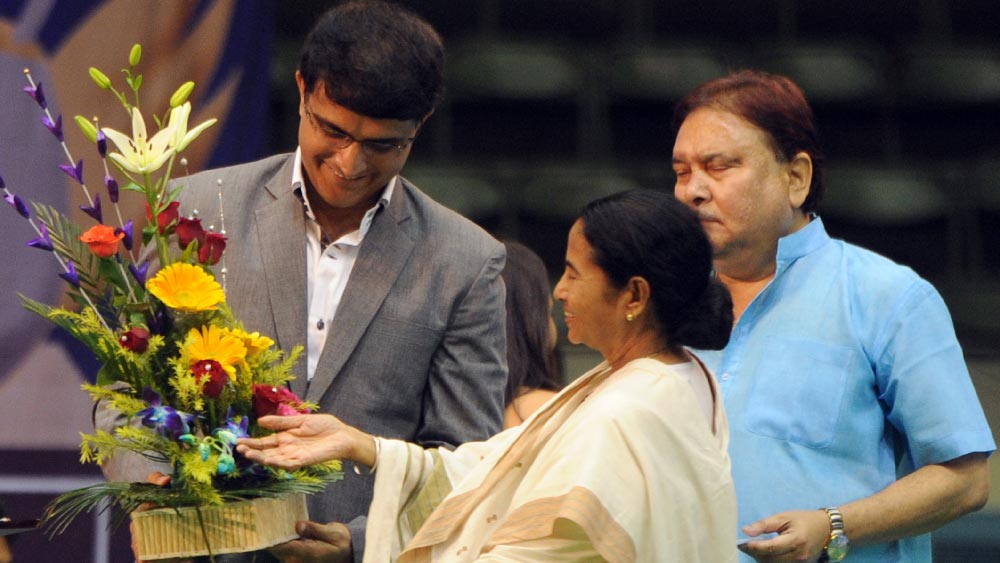 ক্রিকেট প্রশাসনে সৌরভের সেই অভিষেকও রাজনীতিমুক্ত ছিল না। কারণ, নবান্নে সৌরভকে পাশে নিয়ে মুখ্যমন্ত্রী মমতা বন্দ্যোপাধ্যায় ঘোষণা করেছিলেন, সৌরভই সিএবি-র পরবর্তী সভাপতি। সেখানেই তিনি ঘোষণা করেন, ডালমিয়া-পুত্র অভিষেক হবেন সিএবি সচিব।