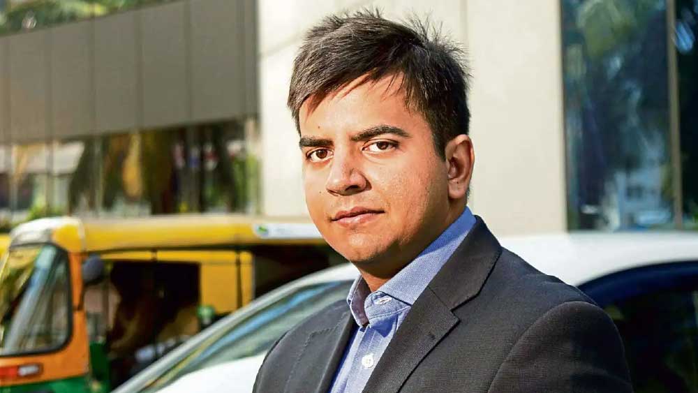 ভবিষ্য অগ্রবাল (আইআইটি বম্বে):  ওলা ক্যাবের অন্যতম প্রতিষ্ঠাতা ভবিষ্য অগ্রবাল। কম্পিউটার সায়েন্স ইঞ্জিনিয়ারিং নিয়ে পাশ করে ভাবলেন চাকরি নয়, নিজে কিছু করবেন।   