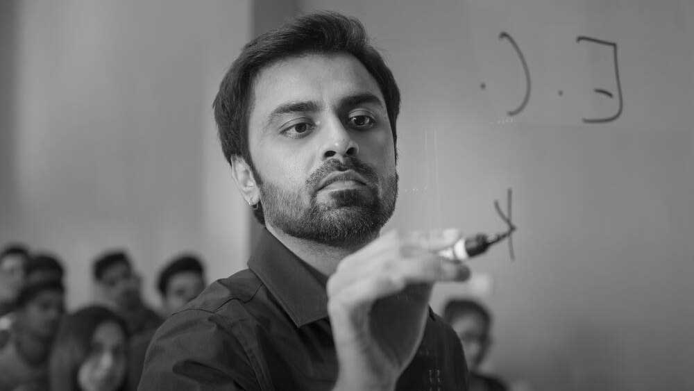 আইআইটিতে গিয়েছিলেন সিভিল ইঞ্জিনিরিং পড়তে। কিন্তু সেখান থেকে ফিরলেন অভিনেতা হয়ে। তার পর ‘কোটা ফ্যাক্টরি’ থেকে ‘পঞ্চায়েত’ ওয়েবসিরিজ হয়ে ‘শুভ মঙ্গল সাবধান’ সিনেমা, সর্বত্রই তাঁর উপস্থিতি।