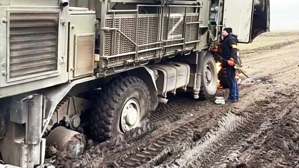 সামরিক অভিযানের উদ্দেশে যাওয়া রাশিয়ার একাধিক সাঁজোয়া গাড়ি সম্প্রতি ইউক্রেনের রাস্তা দিয়ে যাওয়ার সময় কাদায় আটকে যায়।