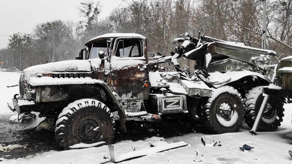 পশ্চিমী দেশগুলির দাবি, নিম্নমানের টায়ারের কারণেই এই ট্রাকগুলি ইউক্রেনের কাদায় আটকে যায়। পাশাপাশি আর্দ্র আবহাওয়ার কারণে গতি কমে যায় পুতিনের বাহিনীর।