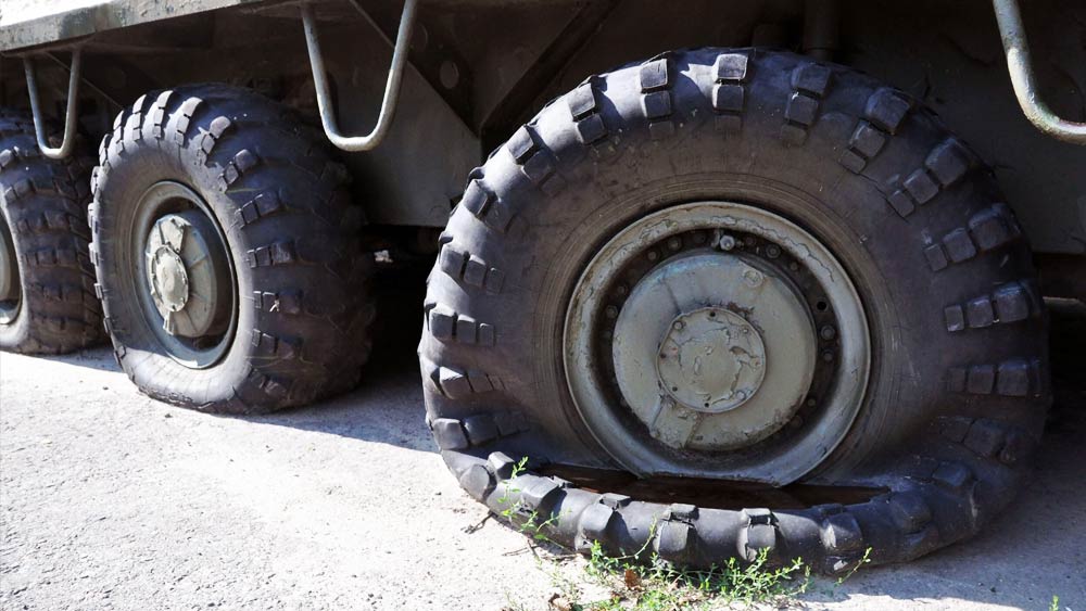 সস্তায় পাওয়া যায় বলে অনেক সংস্থা বিভিন্ন গাড়িতে সেই টায়ার কিনে লাগায়।