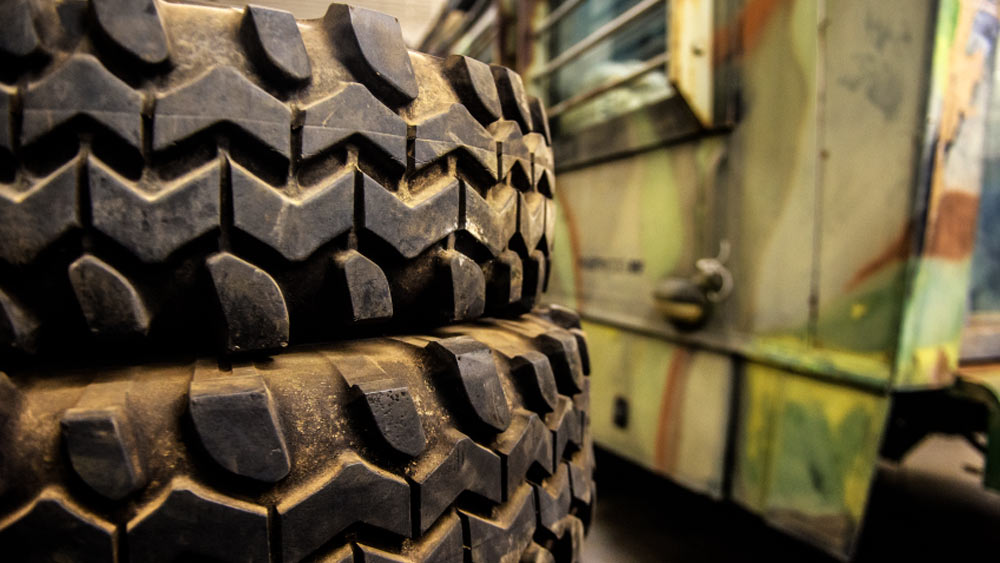 টায়ার বিশেষজ্ঞ এবং ইউনিভার্সিটি অব শিকাগোর অধ্যাপক কার্ল মুথের মতে, চিনের ওয়াইএস-২০ টায়ারগুলি নিম্নমানের। এবং এই টায়ারগুলিই তারা বাইরের দেশগুলিতে রফতানি করে।