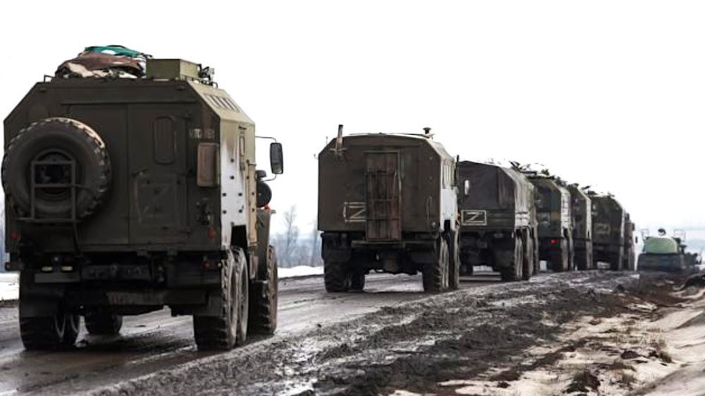 টায়ার ফেটে যাওয়ার কারণেই রাশিয়ার এই সেনা গাড়িগুলি রাস্তার উপর বাধ্য হয়ে থামিয়ে দেওয়া হয় বলেও মনে করা হচ্ছে। না হলে তাদের ইউক্রেনের ড্রোন হামলা বা সামরিক বাহিনীর মুখোমুখি হতে হত।