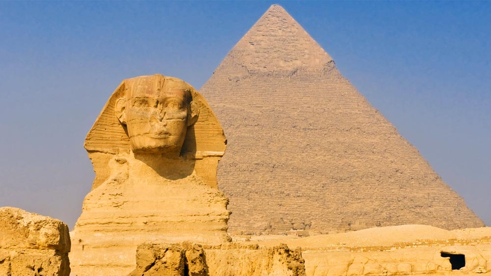 ফারাওয়ের অভিশাপ বা মমির অভিশাপ! এই কথা শুনলেই মনে পড়ে যায় একাধিক বিস্ময়কর ঘটনা। এ এমন এক অভিশাপ, যা ফারাওয়ের মমির পিরামিডে ঢুকলেই গ্রাস করে। মূল্যবান সম্পদ লুটের আশায় পিরামিডে ঢোকা সাধারণ চোর বা  ইতিহাস সন্ধানের তাড়নায় প্রবেশ করা প্রত্নতাত্ত্বিক— এই অভিশাপের হাত থেকে রেহাই পান না কেউই।