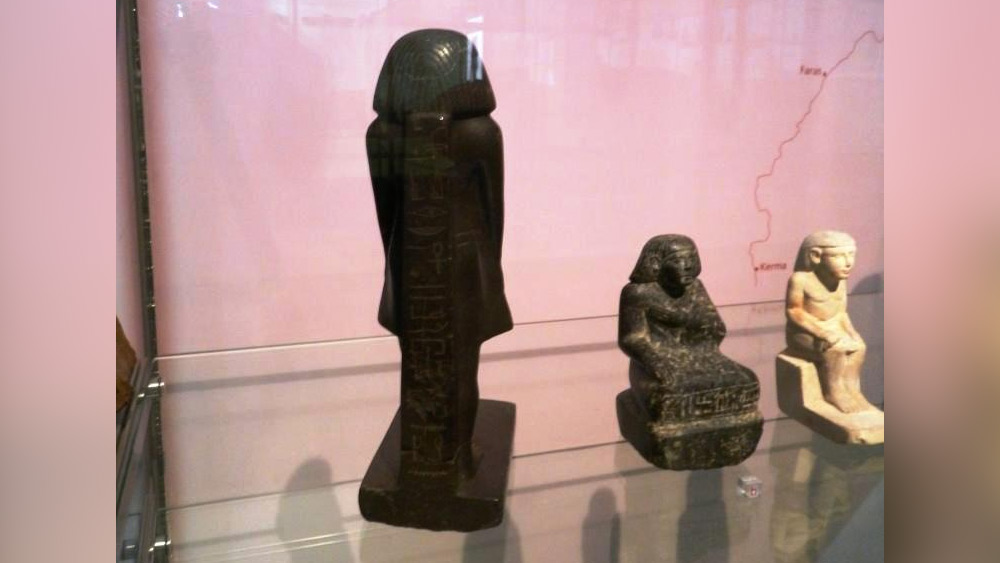 ২০১৩ সালে জাদুঘর কর্তৃপক্ষ হঠাৎই এক দিন লক্ষ করেন, চার হাজার বছর পুরনো এই মূর্তি প্রতিদিনই ১৮০ ডিগ্রি করে ঘুরে যাচ্ছে। পর পর কিছুদিন একই ঘটনা প্রত্যক্ষ করেন জাদুঘরের কর্মীরা। দেখেন, প্রতিদিন নিজে থেকেই পিছন দিকে মুখ ফিরিয়ে নিচ্ছে রহস্যময় মূর্তিটি।