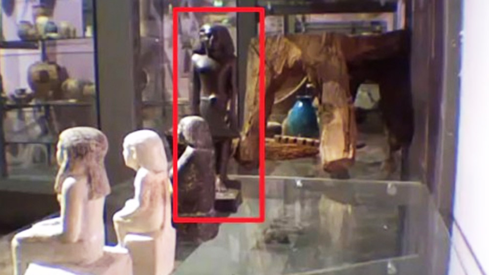 ভিডিয়োতে দেখা যায়, খুব ধীরে ধীরে নিজে থেকেই ঘুরে যাচ্ছে ইঞ্চি দশেকের ওই রহস্যময় মূর্তি।