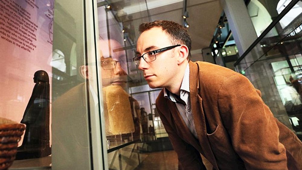 প্রাইসের দাবি, অতীতে মূর্তির পায়ে বিভিন্ন রকমের নৈবেদ্য রাখা হত। মূর্তির পিছনে হায়ারোগ্লিফিক লিপিতে ‘রুটি, মদ এবং গবাদি পশুর মাংস’-এর কথা লেখা রয়েছে বলেও তিনি উল্লেখ করেন।