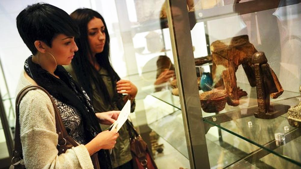 তবে অনেক বিশেষজ্ঞ এই ঘটনার অন্যরকম ব্যাখ্যা দিয়েছেন। তাঁদের মতে, পর্যটকেরা এই মূর্তির পাশ দিয়ে যাওয়ার সময় মৃদু কম্পনের সৃষ্টি হয়। সেই কম্পনেই একটু একটু করে এই মূর্তি মুখ ঘুরিয়ে নেয়।