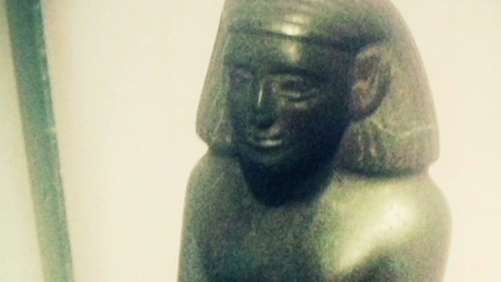 তবে এই তত্ত্বের বিরোধিতা করে প্রাইসের পাল্টা প্রশ্ন, যদি কম্পনের কারণেই মূর্তি ঘোরে, তা হলে হঠাৎ করে ২০১৩ সাল থেকে এই ঘটনা শুরু হবে কেন? পাশাপাশি তিনি আরও প্রশ্ন তোলেন, কোনও ভাবে না বেঁকে কী করে অর্ধবৃত্তাকারে এই মূর্তিটি ঘুরে যায়?