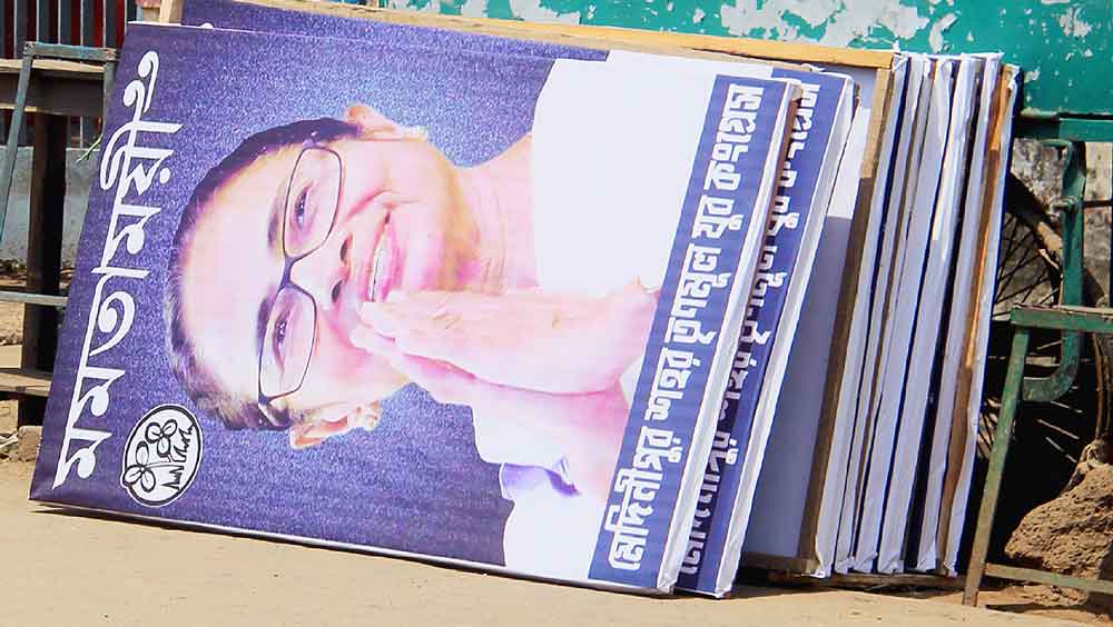 মুখ্যমন্ত্রীকে স্বাগত জানাতে তৈরি কাট আউট। মেদিনীপুরে।