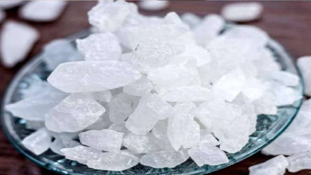 হালকা গরম দুধের সঙ্গে মিছরি মিশিয়ে খেলে অম্বলের পাশাপাশি বদ হজমের সমস্যাও দূর হয়।