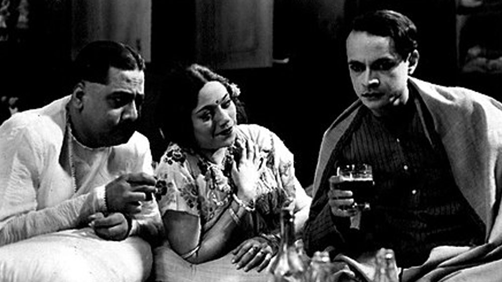 উনিশ শতকের শেষ এবং বিশ শতকের কলকাতায় বাঈজিদের ঘিরে এক প্রকার দ্বন্দ্ব কাজ করেছে ‘বাবু’ সম্প্রদায়ের। এক দিকে, শাস্ত্রীয় সঙ্গীত এবং নৃত্য— শিল্পের এই দুই মাধ্যমের অগ্রণী শিল্পী তাঁরা। একই সঙ্গে তাঁদের কাছেই আবার ‘বাঁধনহীন’ যৌনতার হাতছানি। 