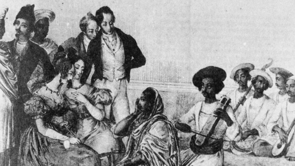 শুধু তা-ই নয়, দু’বোতল ব্র্যান্ডিও দাবি করেন সরস্বতী। কারণ, ব্র্যান্ডি না খেলে তিনি নাকি গাইতেই পারেন না! অবনীন্দ্রনাথ তাতেও রাজি হয়ে যান।