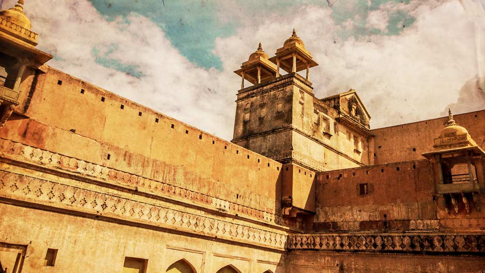 এক প্রতিবেদন অনুসারে জানা যায়, অসামান্যা সুন্দরী এবং সুগায়িকা ছিলেন ময়না। রাজস্থানের বহু রাজা তাঁর গান শোনার জন্য সে সময় উদগ্রীব হয়ে থাকতেন। কিন্তু অজানা কারণে সেই সে দিনের পর থেকে তাঁকে আর কেউ দেখতে পাননি।