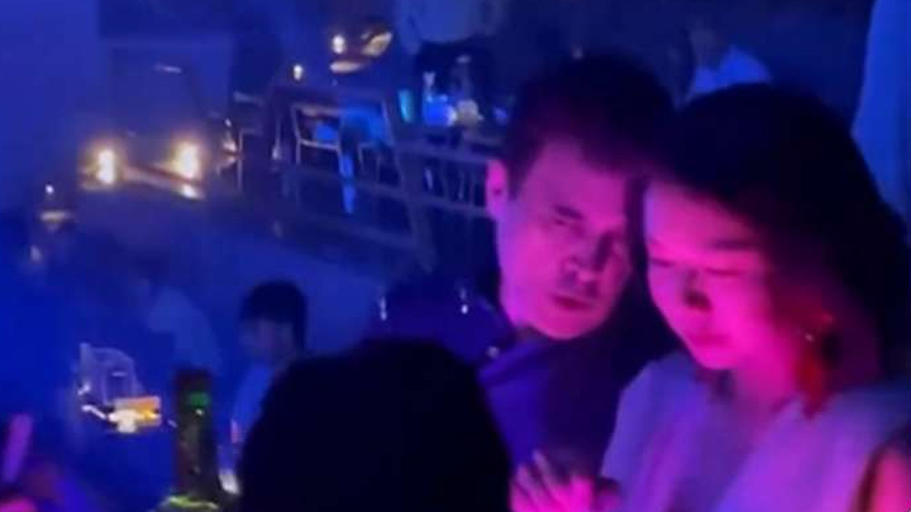 আগ বাড়িয়ে রাহুলের বিয়েবাড়ি যাওয়ার খবর প্রকাশ করার কারণ আসলে একটি ভাইরাল ভিডিয়ো। যে ভিডিয়োটি নেটমাধ্যমে শেয়ার করেছিলেন বিজেপির অমিত মালবীয়। তাতে রাহুলকে দেখা গিয়েছিল একটি নাইট ক্লাবের আলো আঁধারিতে। তাঁর সঙ্গী ছিলেন এক মহিলা।