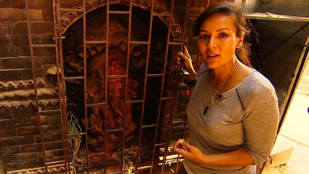 সংবাদপত্রটি এ কথাও জানিয়েছে, সুমনিমার বিয়ের নিমন্ত্রণরক্ষা করতেই নেপালে গিয়েছিলেন রাহুল। কে এই সুমনিমা? তিনি নেপালের কূটনীতিবিদ ভিম উদাসের কন্যা। এবং পেশায় সাংবাদিক।