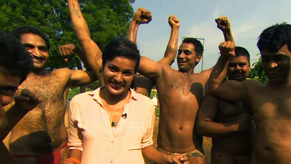 সাংবাদিক হিসেবে নাম রয়েছে সুমনিমার। তাঁর প্রোফাইল বলছে, সাংবাদিকতার জন্য বহু পুরস্কার পেয়েছেন তিনি। এর মধ্যে বিশেষ সম্মানজনক সাইনে গোল্ডেন ইগল পুরস্কারও রয়েছে।