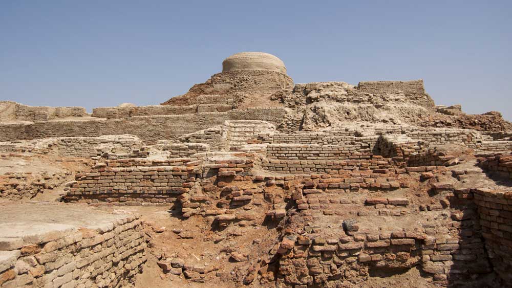 মাটি খুঁড়তে খুঁড়তে বেরিয়ে এল একাধিক বাড়ি, রান্নাঘর এবং একটি গয়নার কারখানা। এএসআই-এর গবেষকদের মতে এগুলি পাঁচ হাজার বছরের পুরনো সিন্ধু সভ্যতার আমলের। 