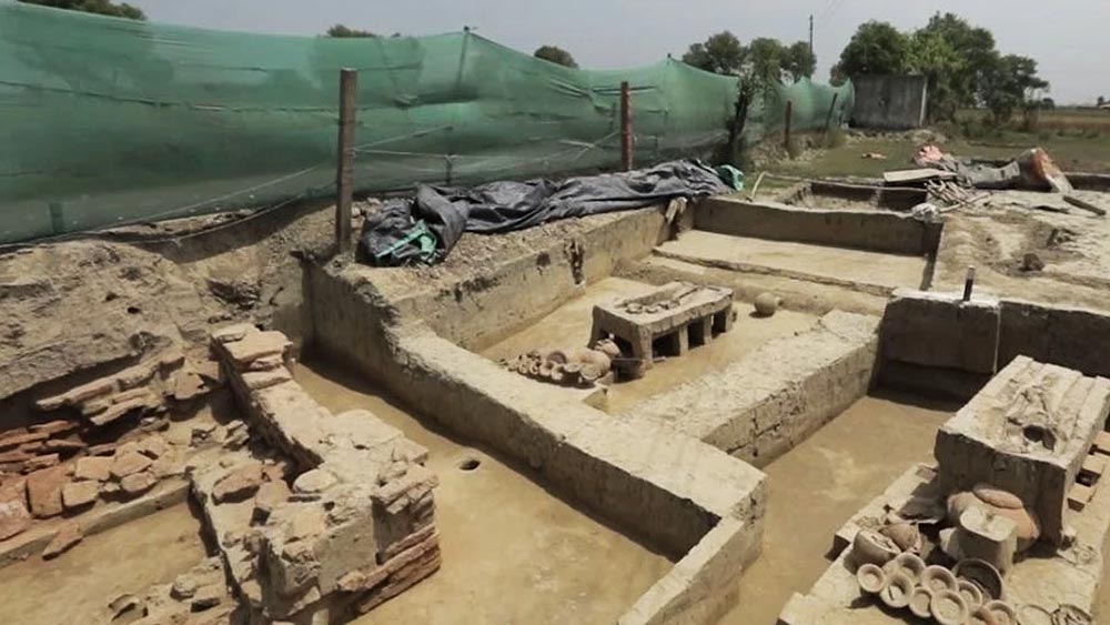 এ ছাড়া ওই এলাকায় পাওয়া গিয়েছিল একটি কবরস্থান, যেটি সিন্ধু আমলের বলে মনে করেছেন গবেষকরা। কবরস্থানটি দেখে গবেষকদের মনে হয়েছে, সেই সময় বিশ্বাস করা হত মৃত্যুর পরও জীবনের অস্তিত্ব রয়েছে। 