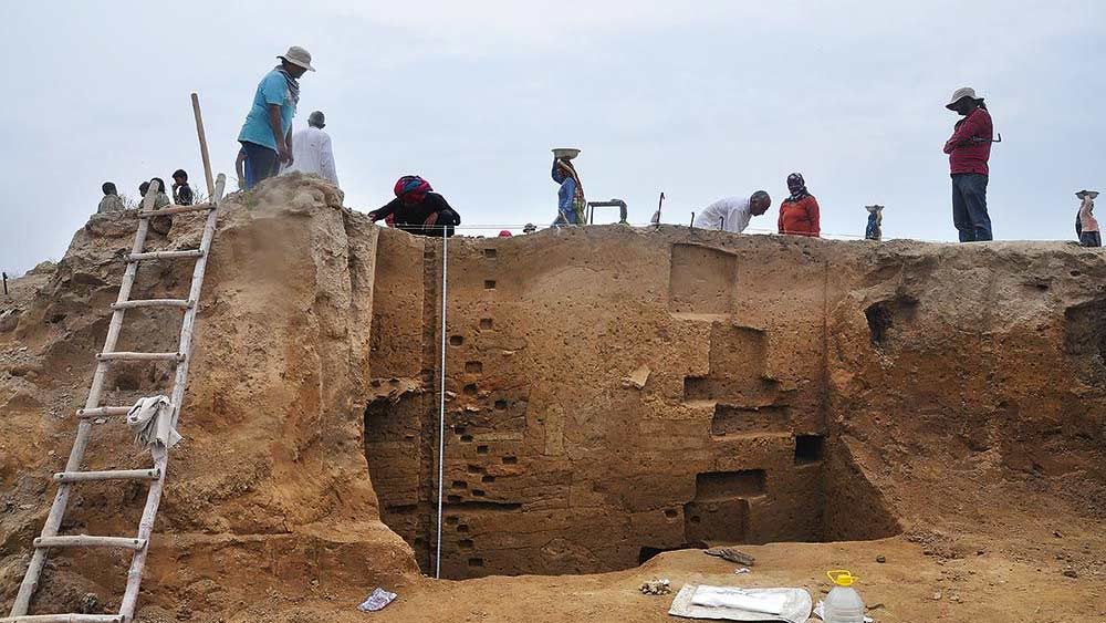 ওই এলাকায় খননকার্যের ফলে উঠেছে হাজার হাজার মাটির হাঁড়ি, রাজকীয় সিল এবং শিশুদের খেলনা।