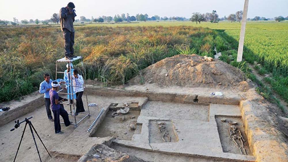 এএসআই-এর এডিজি জানিয়েছেন, ওই অঞ্চলে খননকার্য চলাকালীন একটি আড়াই ফুট চওড়া রাস্তারও সন্ধান মিলেছে। রাস্তার দু’পারে পাঁচিলও দেওয়া ছিল। 