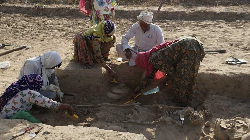 মঞ্জুল বলেন, নগর-পরিকল্পনার অঙ্গ হিসাবে এই রাস্তা তৈরি করা হয়েছিল। পাঁচিল-ঘেরা রাস্তার দু’পাশে ছিল সারিবদ্ধ বাড়ি। 