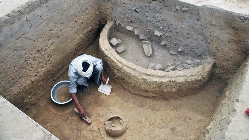 তিনি জানিয়েছেন, ওই শহরের মধ্যে ছিল নিকাশি নালাও, যা কিনা বর্তমান নিকাশি ব্যবস্থার মতোই। এ ছাড়া ওই এলাকা থেকে উদ্ধার হয়েছে বিশেষ ধরনের পাত্র।