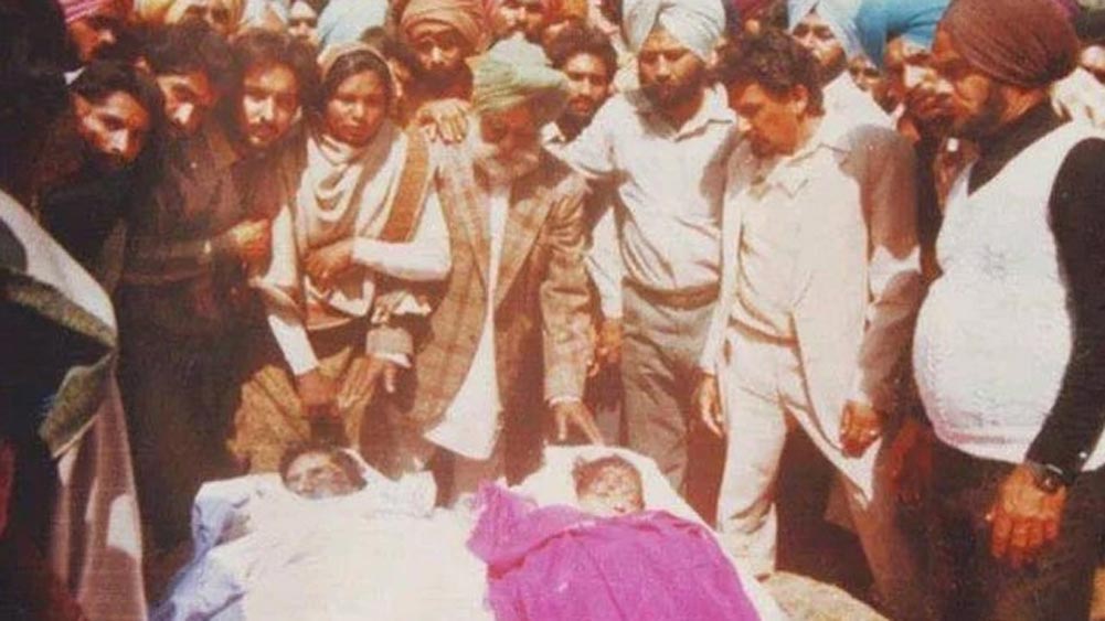 ১৯৮৮ সালের ৮ মার্চ। পঞ্জাবের মেহসামপুরে এক অনুষ্ঠানে চলেছেন সস্ত্রীক অমর। এক জায়গায় গাড়ি এসে থামল। গাড়ি থেকে অমর নামার সময় মোটর বাইকে এসে কয়েক জন বন্দুকধারী দুষ্কৃতী তাঁদের ঘিরে ধরল। এর পর প্রকাশ্যেই তাঁদের লক্ষ্য করে চলল গুলি। ঘটনাস্থলে মৃত্যু হয় অমরজ্যোৎ এবং তাঁর স্বামীর। সে সময় অমরজ্যোৎ চার মাসের অন্তঃসত্ত্বা ছিলেন।