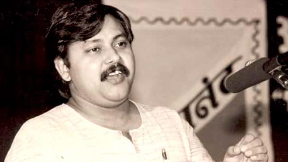 রাজীব দীক্ষিত ছিলেন সমাজসেবী। বিশ্বায়ন, বেসরকারিকরণের ক্ষতিকর দিক নিয়ে তাঁকে প্রায়শই বক্তৃতা দিতে দেখা যেত। রাজীব-হত্যা আজও রহস্য।