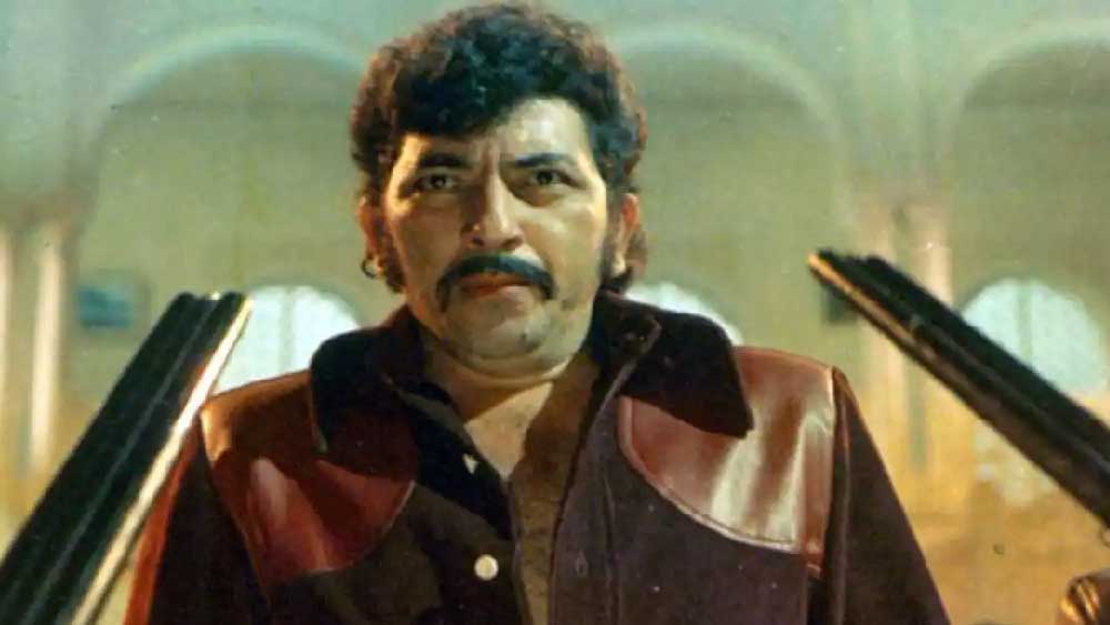 শাদাব আরও চাঞ্চল্যকর তথ্য জানিয়েছেন। তিনি বলেন, ‘‘বাবা মারা যাওয়ার চার মাস পর মধ্যপ্রাচ্যের এক গ্যাংস্টার আমার মাকে ফোন করেছিলেন।’’