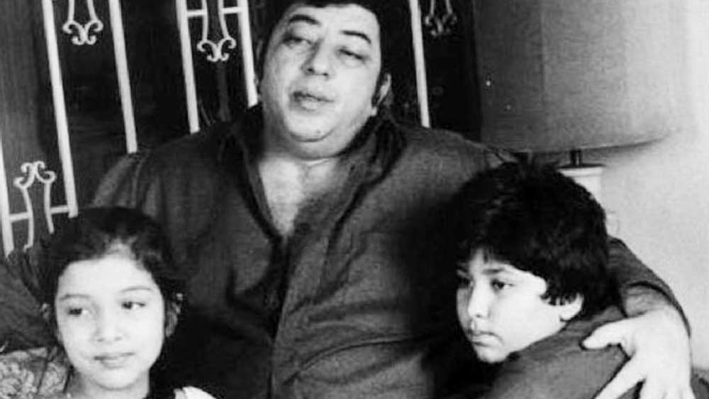 ফোন করে তিনি বলেন, তিনি জানতে পরেছেন আমজাদ ইন্ডাস্ট্রির অনেকের কাছে টাকা পান। যা সব মিলিয়ে সওয়া কোটির কাছাকাছি। 