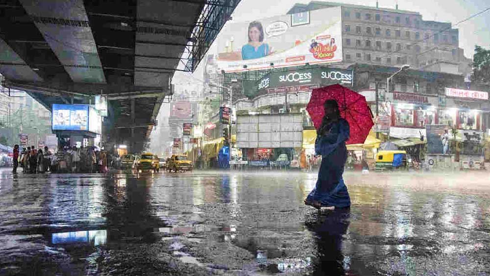 কলকাতায় সোমবার সকালেই মাঝারি বৃষ্টিপাত লক্ষ করা গিয়েছে। বেলা ১২টা নাগাদ বৃষ্টি থামলেও বিকেল থেকে আবার বৃষ্টিপাতের সম্ভাবনা রয়েছে। মঙ্গল থেকে বাড়বে বৃষ্টিপাতের পরিমাণ। বৃহস্পতি এবং শুক্রবার কলকাতায় বজ্রবিদ্যুৎ-সহ ভারী বৃষ্টি হতে পারে। কলকাতায় হাওয়ার গতিবেগ থাকবে ৩০ থেকে ৪০ কিলোমিটার। সোমবার সকালের বৃষ্টিতেই কলকাতার বেশ কিছু এলাকায় জল জমে গিয়েছে।