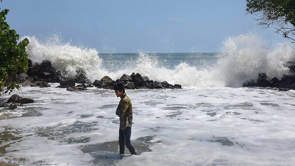 সোমবার বেলা ১২টা পর্যন্ত পূর্ব মেদিনীপুরের দিঘা উপকূলে বৃষ্টি না হলেও পরে মাঝারি বৃষ্টিপাত হতে পারে বলে জানিয়েছে হাওয়া অফিস। মঙ্গলবার থেকে পূর্ব মেদিনীপুর জুড়ে বজ্রবিদ্যুৎ-সহ মাঝারি বৃষ্টির পূর্বাভাস রয়েছে। বৃষ্টিপাতের পরিমাণ বাড়তে পারে বৃহস্পতিবার। সঙ্গে জোরালো হাওয়া বইবে। ঘণ্টায় ৪০ থেকে ৫০ কিলোমিটার গতিবেগে হাওয়া বইতে পারে বলে জানিয়েছে হাওয়া অফিস।