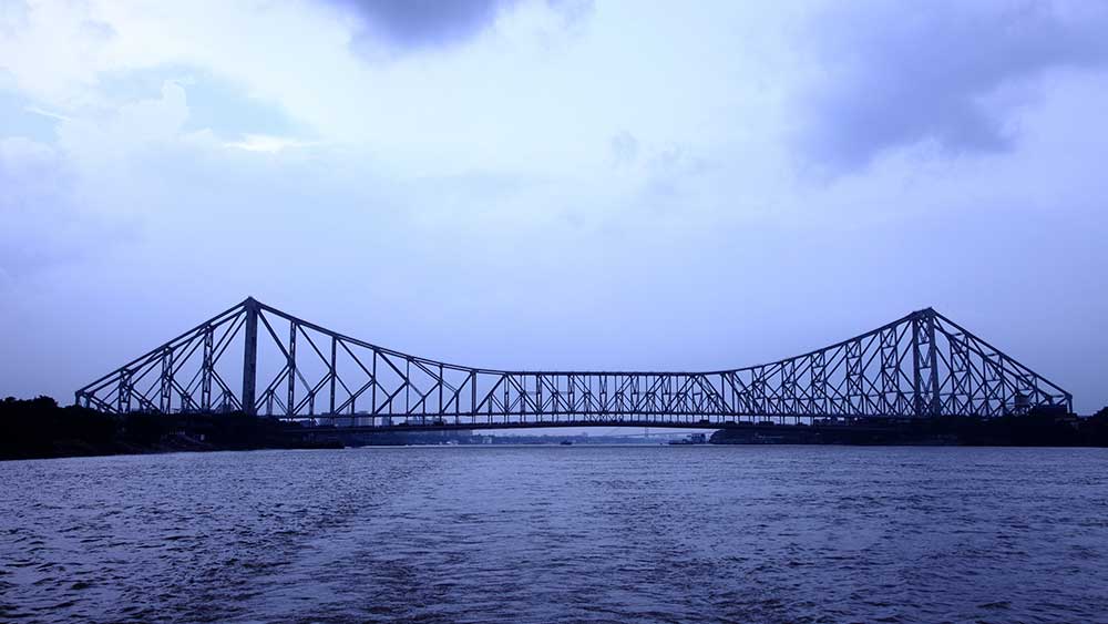 হাওড়া এবং হুগলিতে সোমবার সকালে মাঝারি বৃষ্টিপাত হয়েছে। সোমবার দুই জেলাতেই বিক্ষিপ্ত বৃষ্টিপাতের পূর্বাভাস রয়েছে। মঙ্গলবার থেকে বাড়বে বৃষ্টির পরিমাণ। হাওয়ার গতিবেগ থাকবে ৪০ থেকে ৫০ কিলোমিটার প্রতি ঘণ্টা।