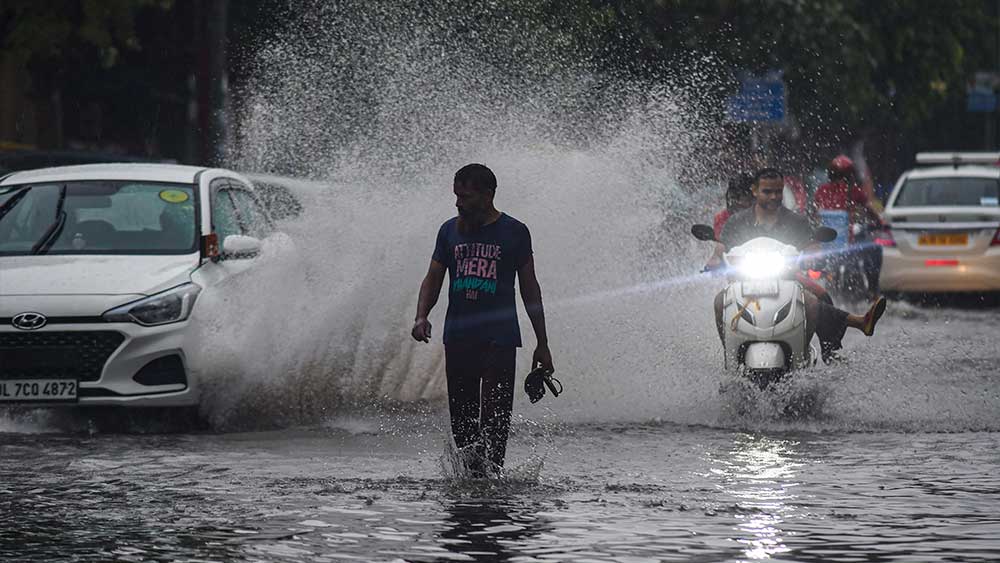 ঝাড়গ্রাম এবং পশ্চিম মেদিনীপুরে সোমবার সকালে জায়গায় জায়গায় হালকা থেকে মাঝারি বিক্ষিপ্ত বৃষ্টিপাত হলেও মঙ্গলবার সকাল থেকে দুই জেলা জুড়ে বাড়বে বৃষ্টিপাতের বেগ। বাড়বে হাওয়ার গতিবেগও। মাঝারি থেকে ভারী বৃষ্টিপাতের সঙ্গে বজ্রপাতের পূর্বাভাসও দিয়েছে হাওয়া অফিস।