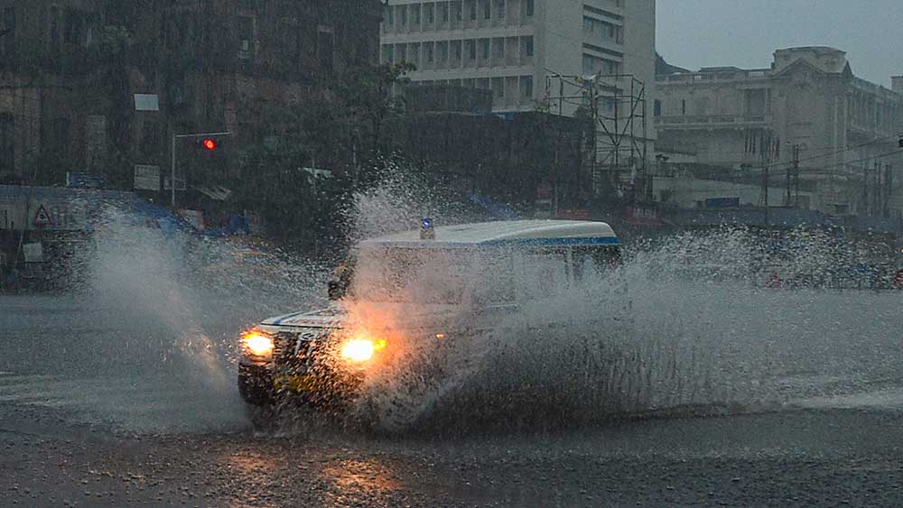 দুই বর্ধমানে সোমবার সকালে বৃষ্টি না হলেও সন্ধ্যার পর বৃষ্টিপাতের সম্ভাবনা রয়েছে বলে জানিয়েছেন আবহবিদরা। তবে মঙ্গলবার থেকে বজ্রবিদ্যুৎ-সহ মাঝারি থেকে ভারী বৃষ্টিপাত হতে পারে। চলবে শুক্রবার পর্যন্ত। হাওয়া বইবে ৩০ থেকে ৪০ কিলোমিটার বেগে।