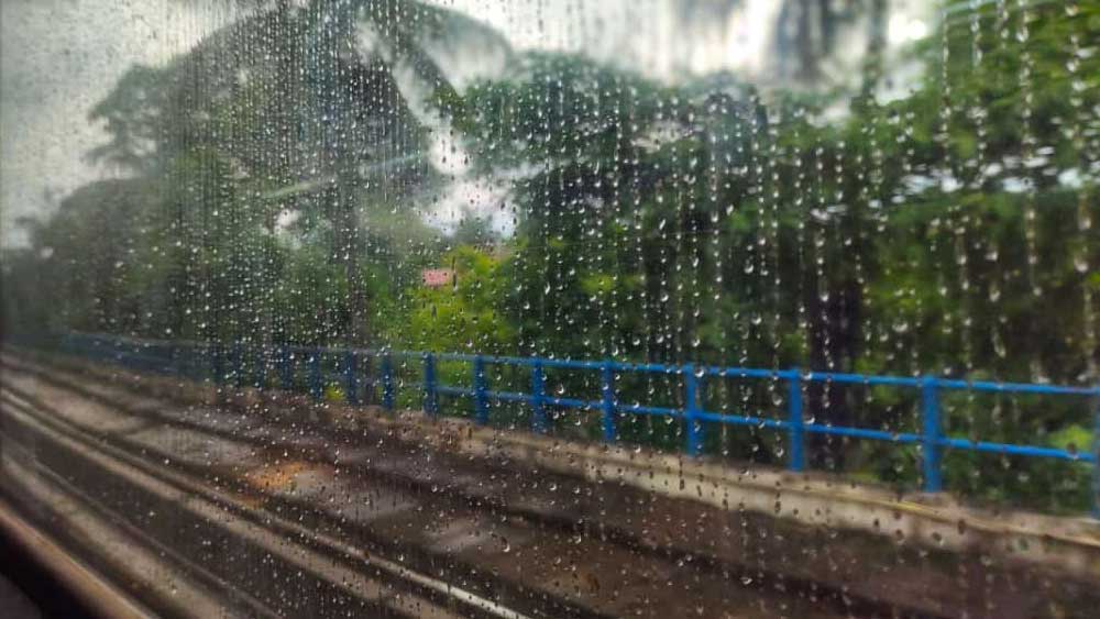 নদিয়াতে সোমবার সকাল থেকে শুরু হয়েছে মাঝারি বৃষ্টিপাত। বেলা বাড়ার সঙ্গে সঙ্গে বাড়তে পারে বৃষ্টিপাতের পরিমাণ। বৃহস্পতি এবং শুক্রতে বজ্রবিদ্যুৎ-সহ ভারী বৃষ্টিপাতের সম্ভাবনা রয়েছে। মুর্শিদাবাদেও একই রকম আবহাওয়া থাকার পূর্বাভাস দেওয়া হয়েছে। দুই জেলাতেই হাওয়ার গতিবেগ থাকবে ৪০ থেকে ৫০ কিলোমিটার প্রতি ঘণ্টা।