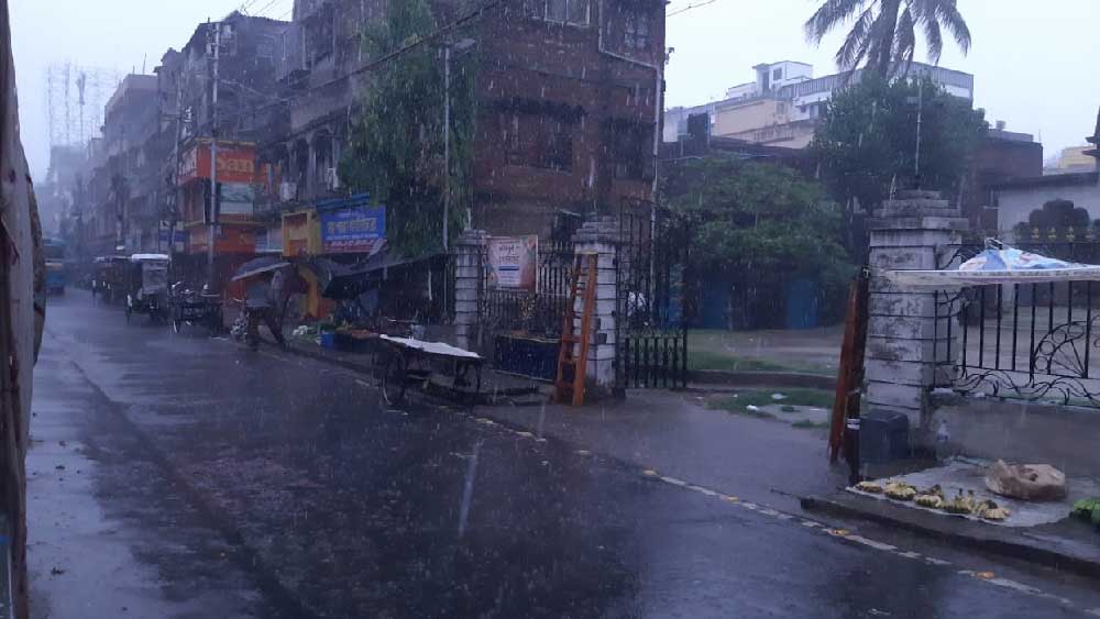 সাধারণত রুক্ষ এবং লালমাটির জন্য পরিচিত বাঁকুড়া এবং পুরুলিয়াতে সোমবার হালকা বৃষ্টিপাত হতে পারে। মঙ্গলবার এবং বুধবার মাঝারি বৃষ্টিপাত হলেও বৃহস্পতি এবং শুক্রবার বজ্রবিদ্যুৎ থেকে ভারী বৃষ্টিপাতের সম্ভাবনা রয়েছে এই দুই জেলায়। দুই জেলারই কয়েক জায়গায় অতি ভারী বৃষ্টিপাতও হতে পারে বলে পূর্বাভাস রয়েছে। বুধবার পর্যন্ত হাওয়ার গতিবেগ মাঝারি হলেও বুধবার থেকে হাওয়া বইবে ৪০ থেকে ৫০ কিলোমিটার বেগে।