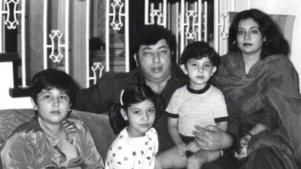 স্ত্রী এবং তিন সন্তানের সঙ্গে আমজাদ