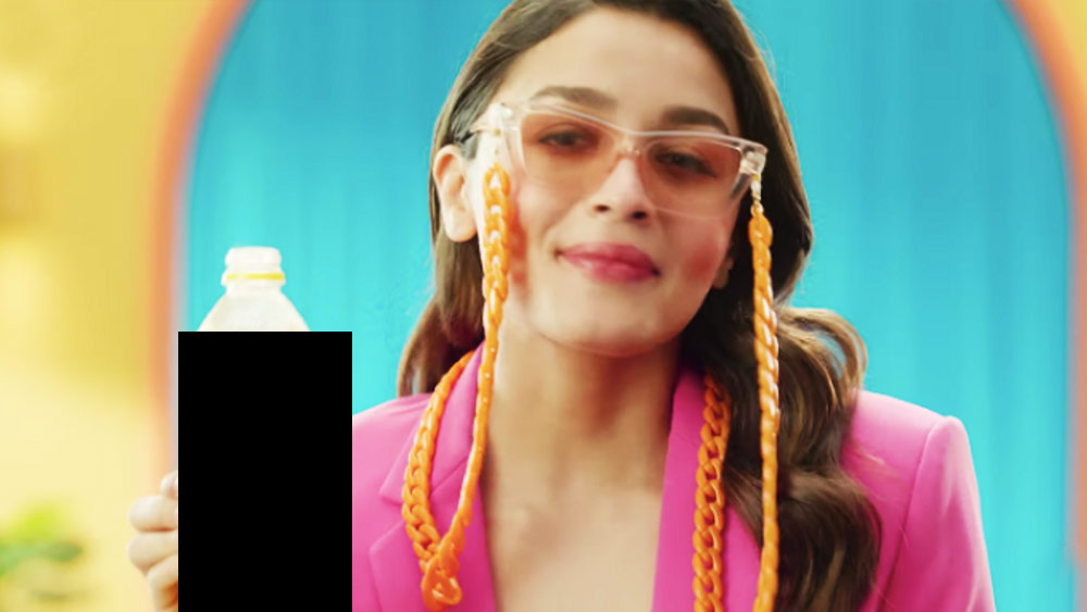 চিনি দেওয়া মিষ্টি পানীয়ের বিজ্ঞাপনে আলিয়াকে দেখে তাই অভিনেত্রীর প্রতি চটেছেন অনেকেই।