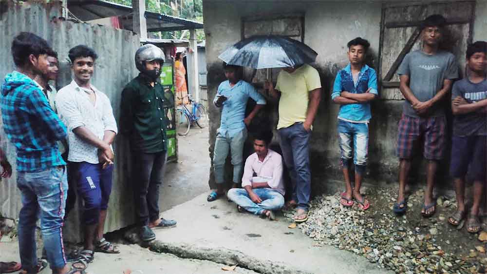 প্রবল বৃষ্টি উপেক্ষা করেই বিয়ের দাবিতে নাছোড় সঞ্জিত।