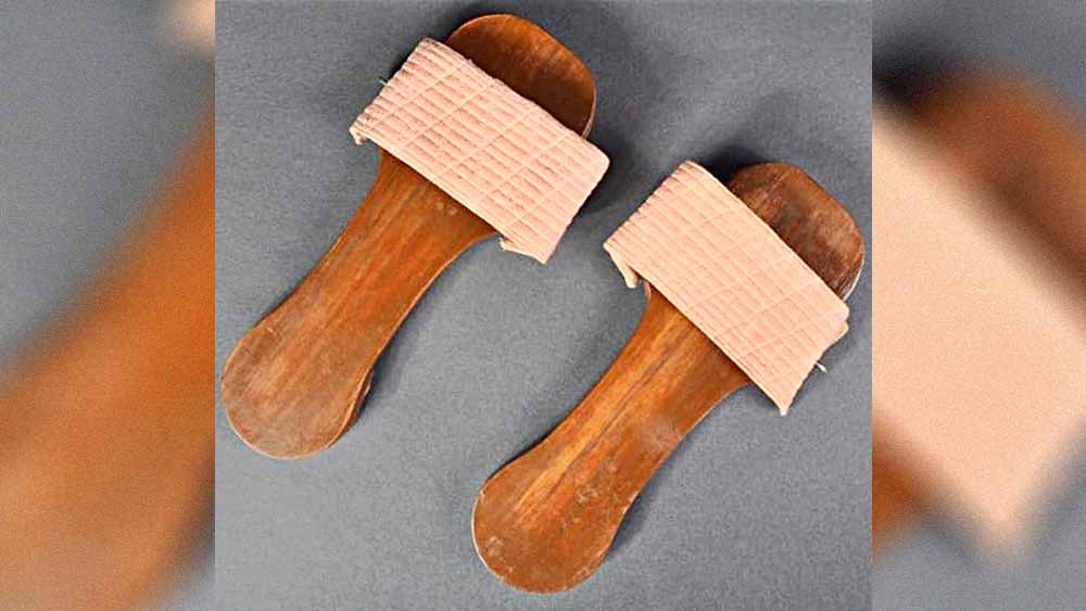 গান্ধীর ব্যবহৃত খড়ম।
