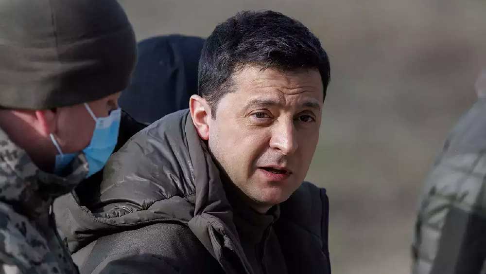 যে ভাবে তিনি নানা প্রতিকূলতার বিরুদ্ধে, অনেক বেশি শক্তিশালী প্রতিপক্ষের সঙ্গে লড়াই চালিয়ে যাচ্ছেন, তাতে অনেকের কাছেই যেন ‘তারকায়’ পরিণত হয়েছেন জেলনস্কি।