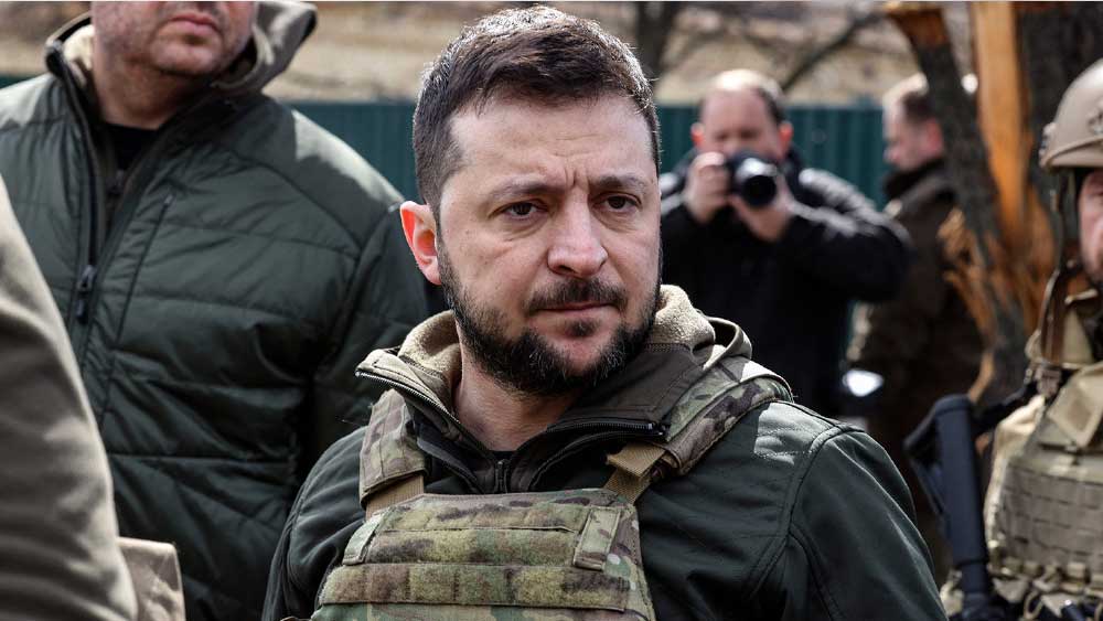 যুদ্ধবিধ্বস্ত ইউক্রেনের পাশে দাঁড়ানোর আবেদন জানিয়ে এই তহবিল সংগ্রহ শুরু হয়েছে লন্ডনে। সেখানেই বিক্রি হল জেলনস্কির পশমের জ্যাকেট।