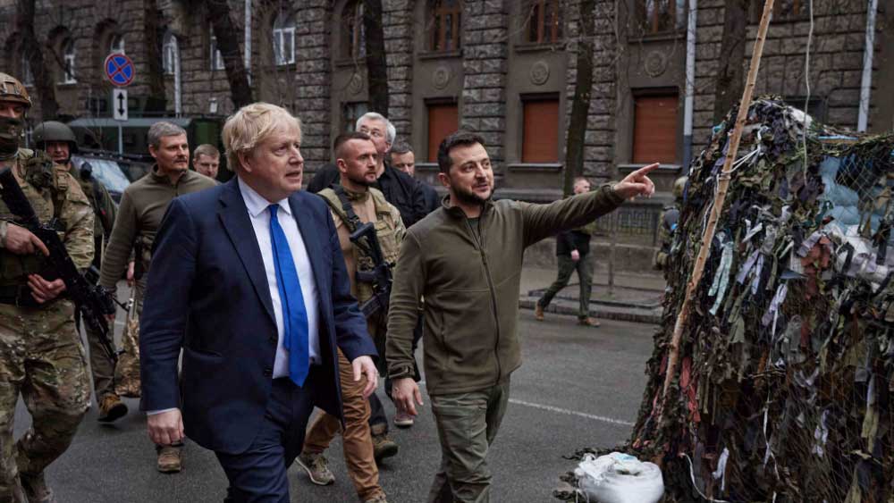 এই জ্যাকেটে স্বাক্ষর রয়েছে ইউক্রেনের প্রেসিডেন্টের। ব্যবহারের চাপও স্পষ্ট।  