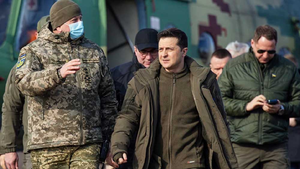 এই অনুষ্ঠানে জেলনস্কির জ্যাকেটের পাশাপাশি বিক্রি হয় ইউক্রেনে ‘ফার্স্ট লেডি’ ওলেনা জেলেনস্কার উপহার দেওয়া খেলনাও।